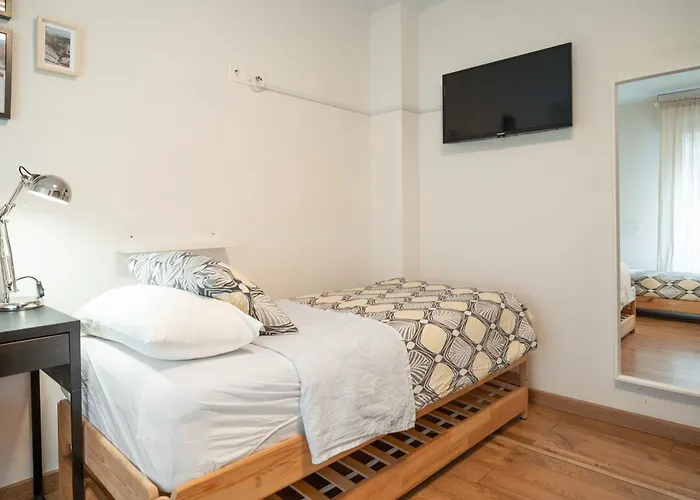 Bed & Breakfast Life Magenta