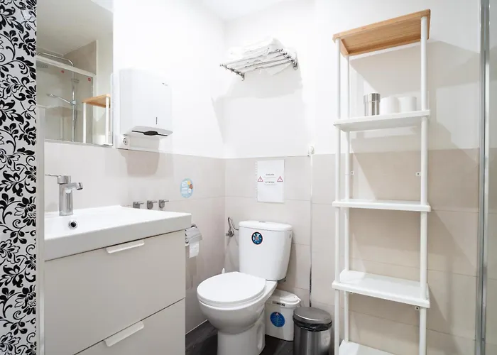 Bed & Breakfast Life Magenta 3*