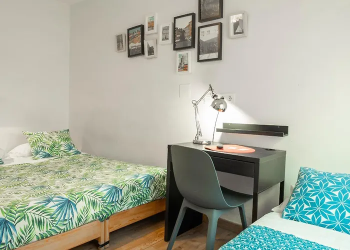 Bed & Breakfast Life Magenta