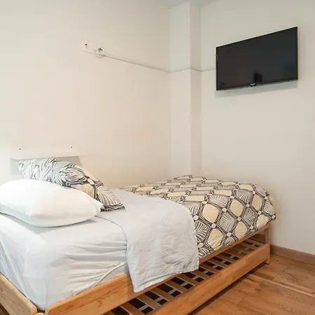 Bed and Breakfast Life Magenta